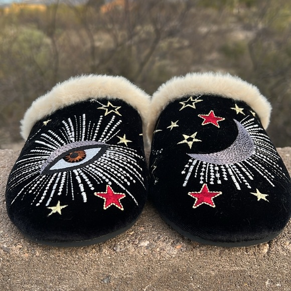 ⭐️🌙 Johnny Was Celestial Embroidered Boho Black Velvet Slippers 🌙⭐️ - Picture 6 of 16